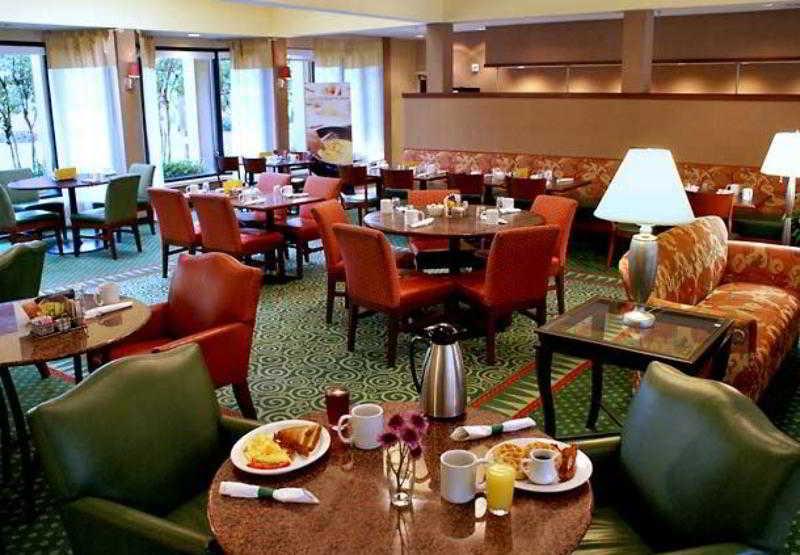 Courtyard Birmingham Хувър Ресторант снимка
